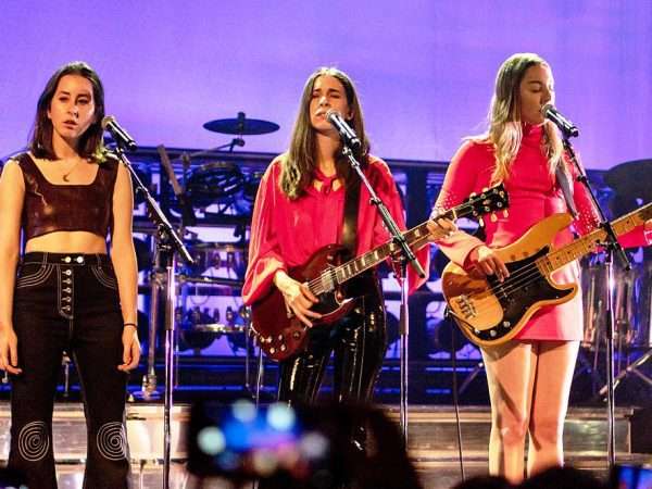 Este Haim Net Worth, Age, Wiki, Biography, Relationship, Wife, Dating, Ethnicity, Height & Facts